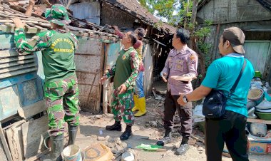 Sinergitas-Polisi-Bersama-TNI-dan-Warga-Gotong-Royong-Bedah-Rumah-Lansia-di-Bojonegoro